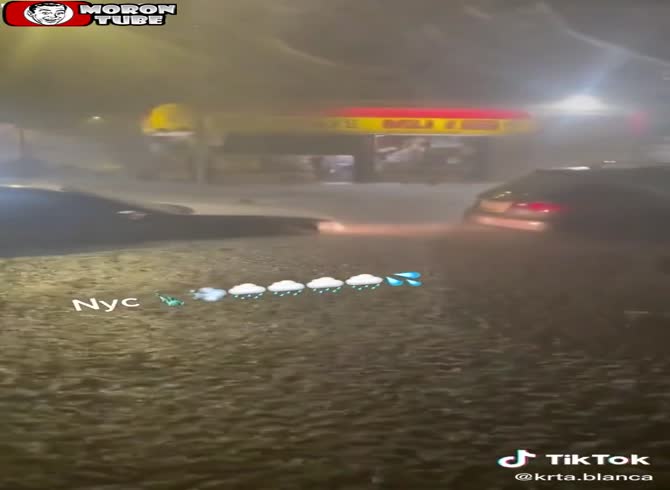 Video :A storm turns New York into a lake and leaves several dead